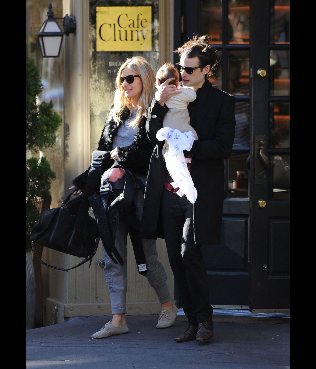 Photo Sortie En Famille Pour Sienna Miller Accompagn e De Son Finac photo-sortie-en-famille-pour-sienna-miller-accompagn-e-de-son-finac