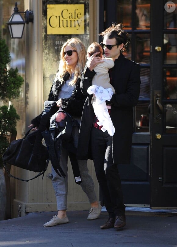 Sortie en famille pour Sienna Miller accompagnée de son finacé Tom Sturridge, qui porte leur fille de trois mois Marlowe dans les bras. Le 13 octobre 2012.