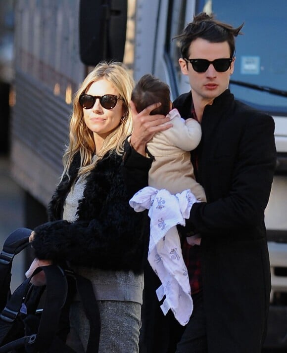 Sienna Miller et son fiancé Tom Sturridge emmènent leur bébé, Marlowe promener dans le West Village à New York. Le 13 octobre 2012.