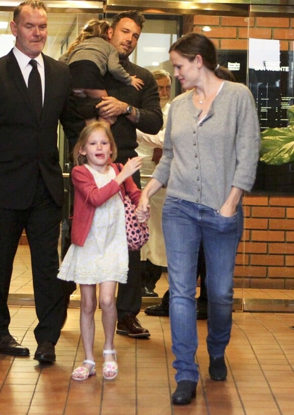La petite famille de Jennifer Garner presque au complet. Ben Affleck, Seraphina et Violet... Il ne manque que Samule. Brentwood, le 13 octobre 2012.