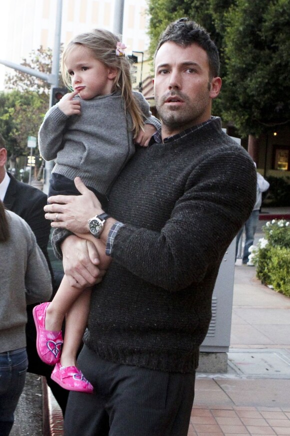 Ben Affleck, vrai papa poule pour sa fille Violet. Brentwood, le 13 octobre 2012.