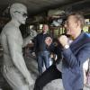 Jean-Claude Van Damme avec l'artiste Guy Ducheyne qui vient de signer une statue à l'effigie de l'acteur à Anderlecht, le 17 septembre 2012.