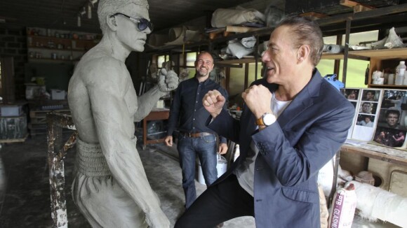 Jean-Claude Van Damme : Très fier d'une statue de bronze à son effigie