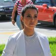 Kim Kardashian emmène son chat Mercy au Orange Grooming pour une petite séance beauté. Miami, le 15 octobre 2012.