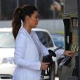 Kim Kardashian, sur son 31 pour faire le plein de sa Rolls-Royce dans une station essence à Miami. Le 15 octobre 2012.