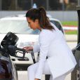 Kim Kardashian fait le plein de sa Rolls-Royce noire dans une station essence à Miami. Le 15 octobre 2012.