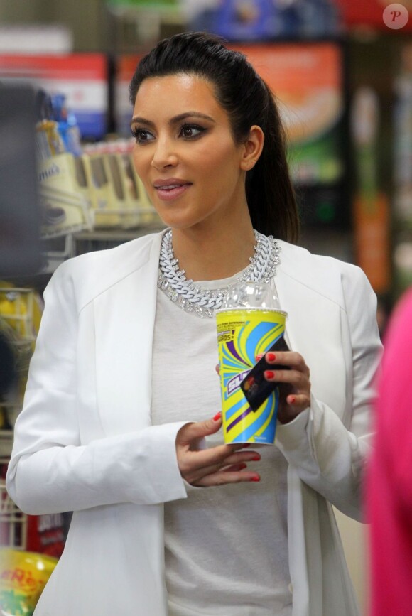 Kim Kardashian dans une station essence à Miami. le 15 octobre 2012.