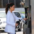 Kim Kardashian fait le plein de sa Rolls-Royce noire dans une station essence à Miami. Le 15 octobre 2012.