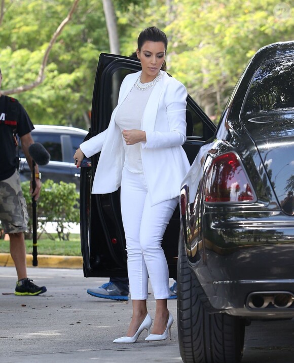 Kim Kardashian fait le plein de sa voiture avec style à Miami. Le 15 octobre 2012.