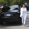 Kim Kardashian fait le plein de sa voiture avec style à Miami. Le 15 octobre 2012.