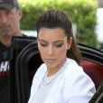 Kim Kardashian, une pompiste ultra stylée tout en blanc pour sa Rolls-Royce noire à Miami. Le 15 octobre 2012.