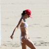 Alessandra Ambrosio, sportive, travaille sa silhouette à la plage du côté de Los Angeles. Octobre 2012