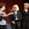 Mireille Darc reçoit un prix à l'anniversaire des 15 ans du Prix Clarins Femme Dynamisante, le 15 octobre 2012.
