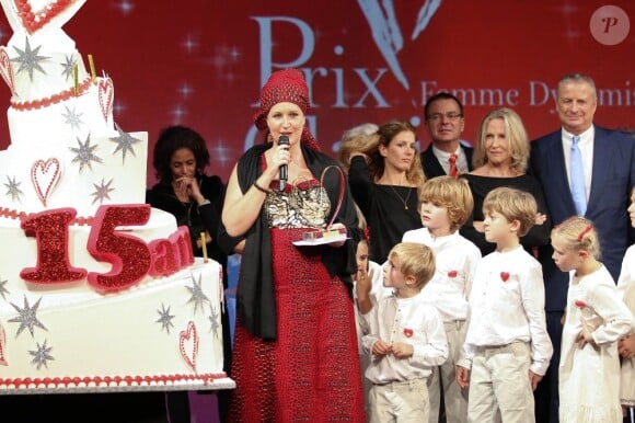 Lisa Lovatt-Smith sur scène à l'anniversaire des 15 ans du Prix Clarins Femme Dynamisante, le 15 octobre 2012.