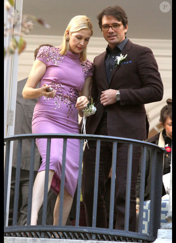 Les comédiens Kelly Rutherford et Matthew Settle sur le tournage de la série Gossip Girl à New York, le 16 octobre 2012