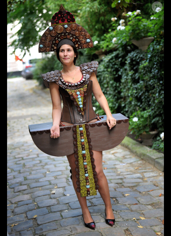 Joséphine Drai lors des essayages de robes pour le Salon du Chocolat 2012, le 5 octobre 2012 à Paris