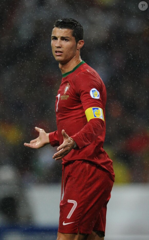 Cristiano Ronaldo désarmé lors de sa centième sélection avec le Portugal lors du match face à l'Irlande du Nord le mardi 16 octobre 2012 à Porto (1-1) dans le cadre des qualifications à la coupe du monde 2014 au Brésil