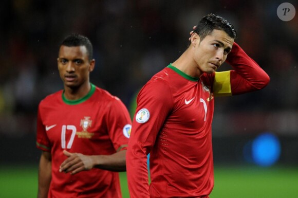 Cristiano Ronaldo dépité lors de sa centième sélection avec le Portugal lors du match face à l'Irlande du Nord le mardi 16 octobre 2012 à Porto (1-1) dans le cadre des qualifications à la coupe du monde 2014 au Brésil