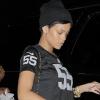 Rihanna, en maillot de foot, jogging et baskets, quitte en pleine nuit un studio d'enregistrement. Los Angeles, le 17 octobre 2012.