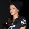 Rihanna, en maillot de foot, jogging et baskets, arrive en studio d'enregistrement à Los Angeles. Le 17 octobre 2012.