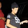 Rihanna, en maillot de foot, jogging et baskets, quitte un studio d'enregistrement à Los Angeles. Le 17 octobre 2012.