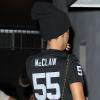 Rihanna arrive en studio habillée d'un maillot des Oakland Raiders floqué du nom de Rolando McClain, qui faisait les gros titres suite à son emprisonnement pour agression et menaces. Los Angeles, le 17 octobre 2012.