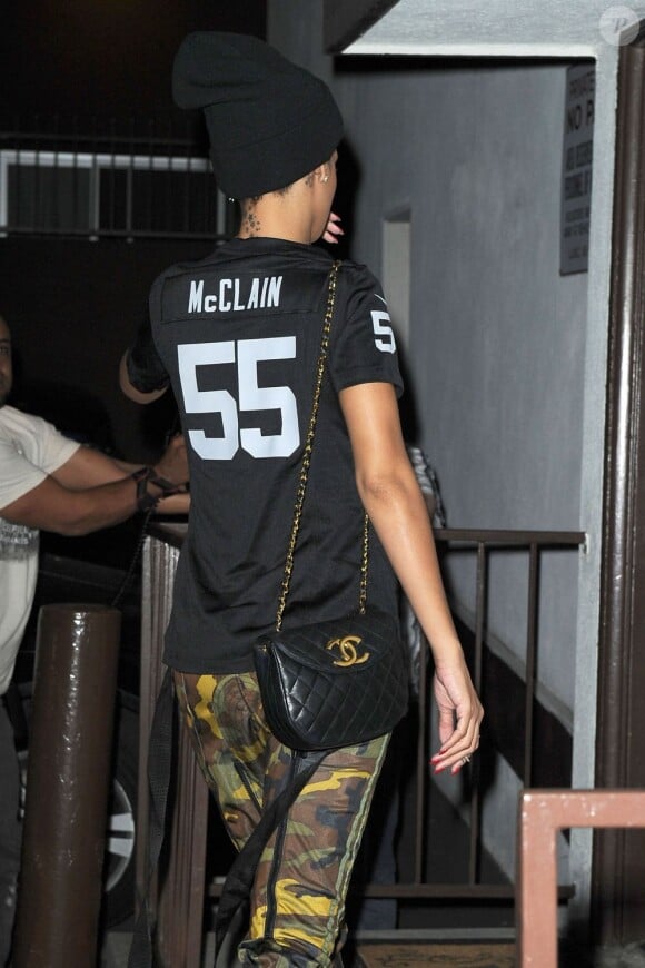 Rihanna arrive en studio habillée d'un maillot des Oakland Raiders floqué du nom de Rolando McClain, qui faisait les gros titres suite à son emprisonnement pour agression et menaces. Los Angeles, le 17 octobre 2012.