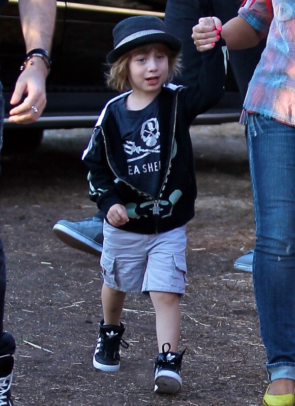 Max, le fils de Christina Aguilera, prépare Halloween à Los Angeles, le 14 octobre 2012.