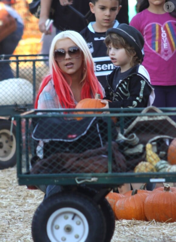 Christina Aguilera et son fils Max (4 ans) préparent Halloween à Los Angeles, le 14 octobre 2012.