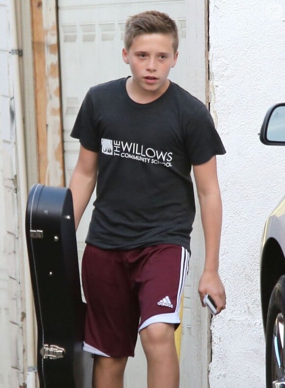 Le jeune Brooklyn Beckham quitte son cours de guitare à Culver City, le 15 octobre 2012.