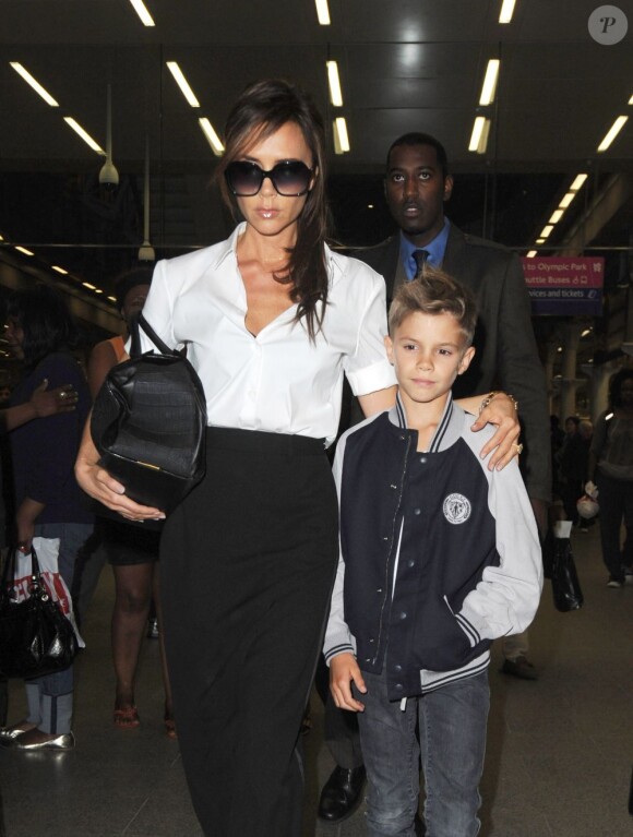Victoria Beckham et son fils Romeo le 23 juillet 2012 à Londres.