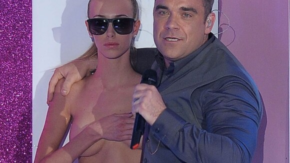 Robbie Williams : Promo coquine et arrivée tant attendue à Paris