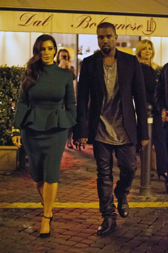 Kim Kardashian et Kanye West, main dans la main à la sortie du restaurant Dal Bolognese à Rome. Le 18 octobre 2012.