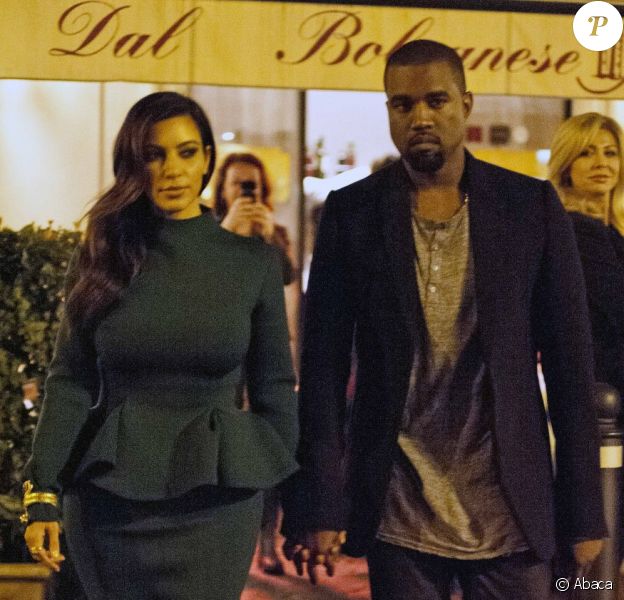 Kim Kardashian et Kanye West, main dans la main à la sortie du restaurant Dal Bolognese à Rome. Le 18 octobre 2012.