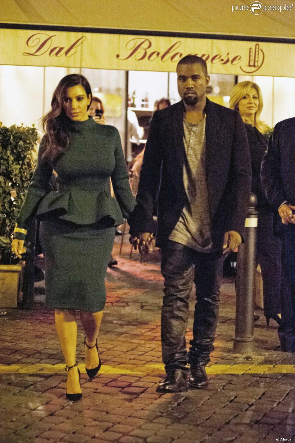 Kim Kardashian et Kanye West quittent le restaurant Dal Bolognese où ils dinaient en amoureux. Rome, le 18 octobre 2012.