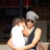 Nahla dans les bras de sa maman, Halle Berry, dans les rues de Los Angeles, le 19 octobre 2012.