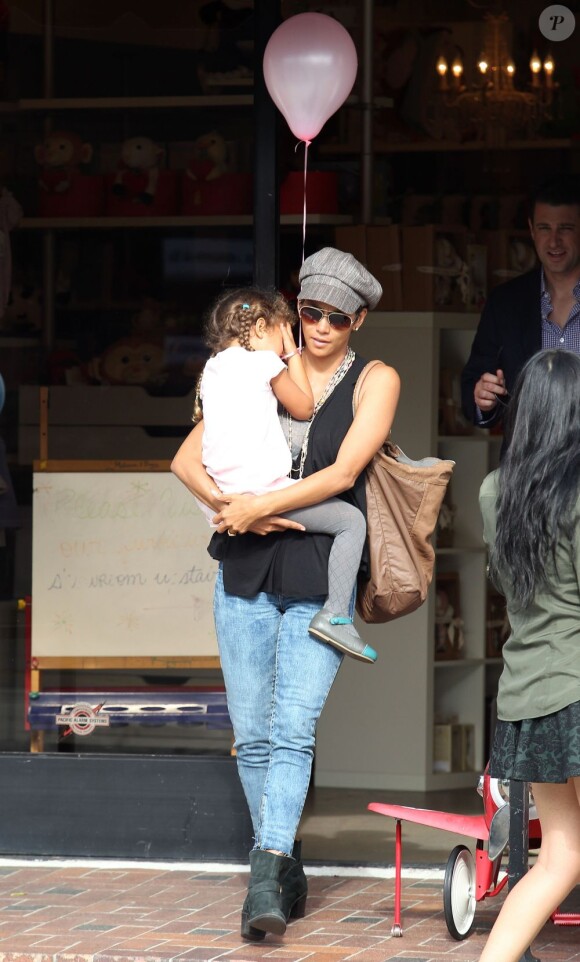Nahla dans les bras de sa maman, Halle Berry, dans les rues de Los Angeles, le 19 octobre 2012.