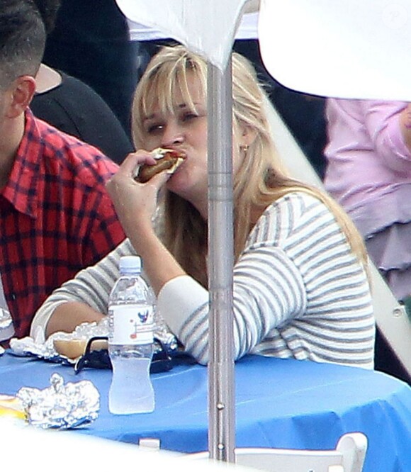 Reese Witherspoon dévore un hot-dog à Brentwood le 21 octobre 2012.