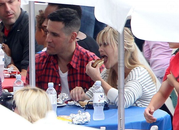 Reese Witherspoon attablée à l'ombre avec Jim Toth à Brentwood le 21 octobre 2012.