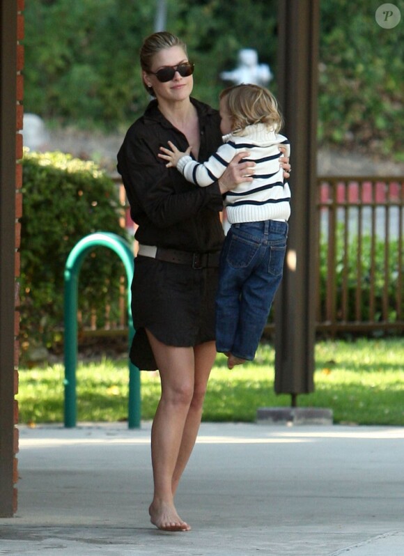 Ali Larter porte son fils Theodore à Los Angeles 21 octobre 2012.