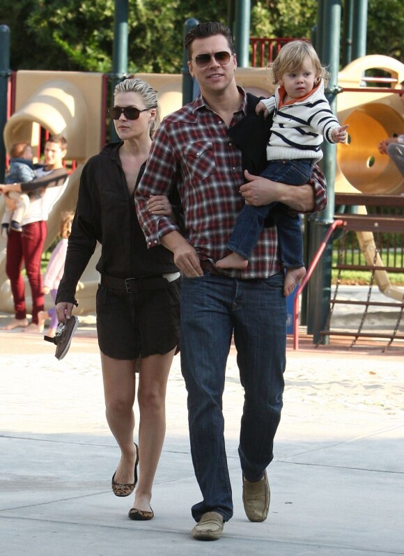 Ali Larter, son mari Hayes MacArthur et leur fils Theodore dans un parc de Los Angeles 21 octobre 2012.