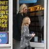 Kate Moss et sa fille Lila sont allées chercher des DVD au magasin de location à Londres le 23 octobre 2012