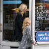 Kate Moss et sa fille Lila, complices pour aller chercher des DVD à Londres le 23 octobre 2012