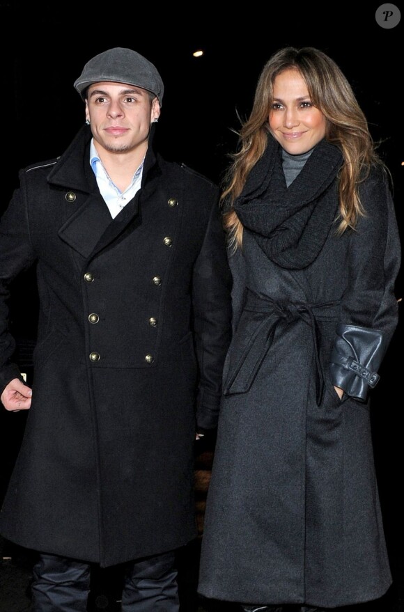 Jennifer Lopez et Casper Smart quittent un restaurant à Londres le 21 octobre 2012.