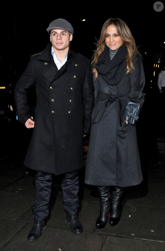 Jennifer Lopez et son chéri Casper Smart en route vers leur hôtel à Londres le 21 octobre 2012.
