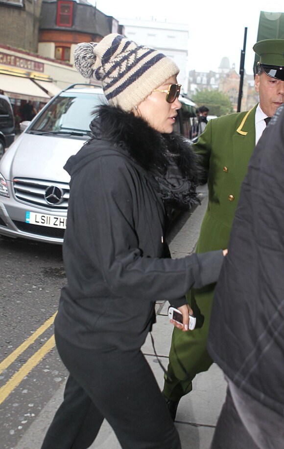 Jennifer Lopez va faire du shopping chez Harrods à Londres le 22 octobre 2012.