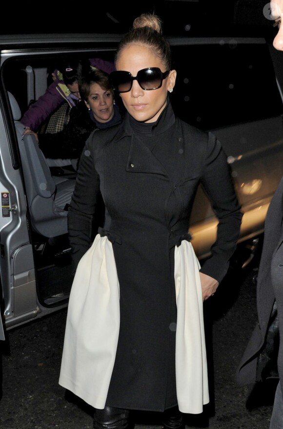 Jennifer Lopez quitte son hôtel à Londres le 23 octobre 2012.