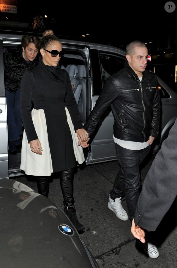 Jennifer Lopez et Casper Smart quittent leur hôtel à Londres le 23 octobre 2012.