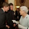 La reine Elizabeth II et Luke Campbell lors d'une réception donnée à Buckingham Palace le 23 octobre 2012 en l'honneur des médaillés olympiques et paralympiques des Jeux olympiques de Londres