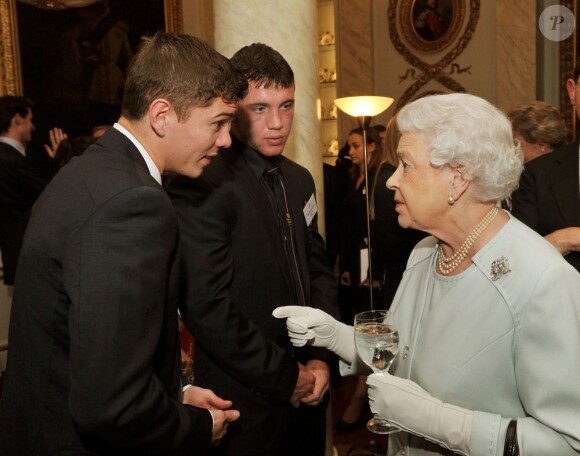 La reine Elizabeth II et Luke Campbell lors d'une réception donnée à Buckingham Palace le 23 octobre 2012 en l'honneur des médaillés olympiques et paralympiques des Jeux olympiques de Londres